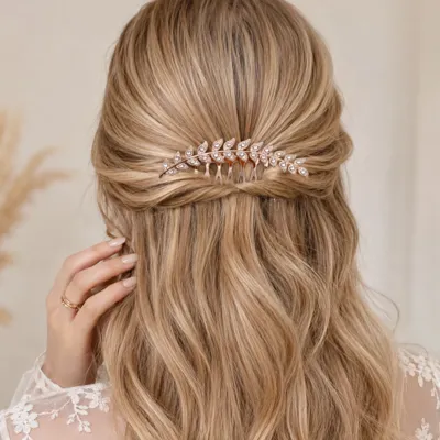Elegantni lasni glavnik z bleščečimi kristali – motiv listka rose barva 